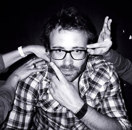 Hi, I am Simon Daufresne, an independent graphic designer based in Paris.