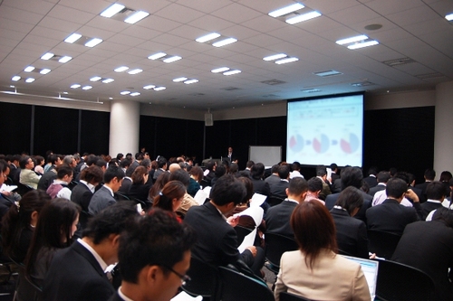 ○○実行委員会。コンセプトはシンプルです。「○○に言葉を入れて、楽しいことをどんどんしてみよう！」これ以上でもこれ以下でもありません。今はまだ何もないので、どういったジャンル、方向の○○が立ち上がってくるのか楽しみです。ガチガチの組織ではなく、自由にただし責任を持ってことを進めていきます。