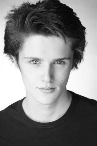 I'n love with the wonderful Mara Jaffray
@MaraJ_Anubis

Also go to Anubis house in England