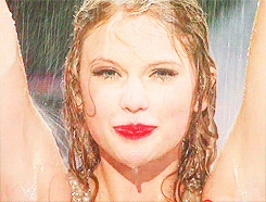 Sou louca, viciada na minha Taylor Swift! Amo a demais! Ela e a @Demi_Portugal são tudo na minha vida! Adoro a Selena Gomez!