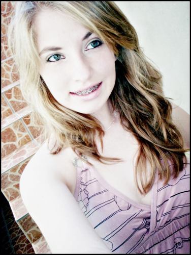 16 anos, Bipolar, super conversadeira, cheia de manias, chata, tímida, chorona, sensível, libra, família, amigos, internet.