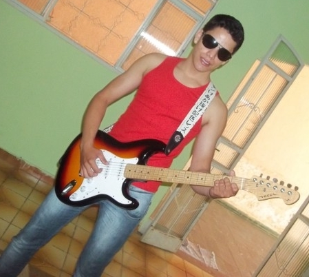 Louco, 19 anos, Guitarrista, Baixista, Geminiano, Corinthiano, Mineiro, Rockeiro, Sem religião (mas com Deus no sz), Estado Civil: A primeira que chegar leva...
