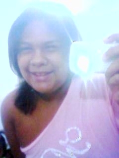 Sou a garotinha que vai fazer da tua vida um inferno Sou a menina independente que aprendeu a amar, a chorar, a viver sozinha