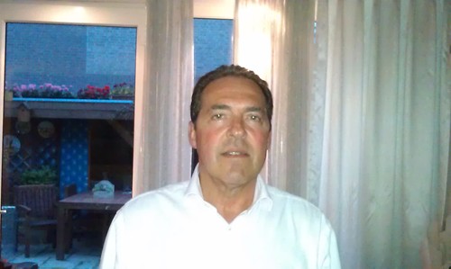 getrouwd met Regina. 2 dochters;1 kleinzoon en 1 -dochter. passie voor voetbal, hardlopen,fietsen, wijn en whisky. Spanje. Wellnes.DirectMarketing en Logistiek.