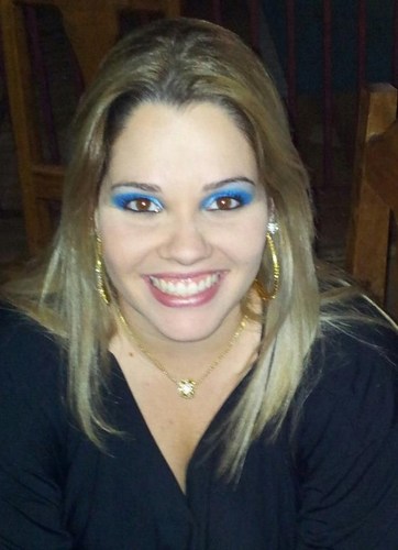Funcionária da Rede Pura Editora. Formada em Jornalismo e no futuro em Direito. Apaixonada por música, maquiagem e sapatos.