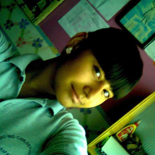 Me considero una persona alegre, me gusta muchoo bailar, cantar y en un futuro me gustaria estar en un esenario demostrando mi talento :D