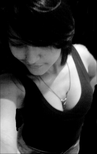 Seu sorriso me encanta, seu olhar me conquista e seu abraço me conforta.