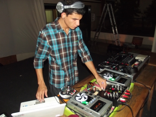 Auxiliar Administrativo,DJ,Blogueiro,Estudante de Vendas,Geminiano,20 anos,Caculéense de origem,Brumadense de coração..Música,Arte,Amor,Familia..