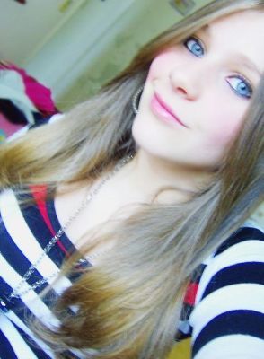 Eu que vivo com α cαbeçα nα luα, com músicα no ouvido e corαção nα bocα :) eu sou meninα e mulher, eu sei muito bem o que quero . twitando (4)ever :3