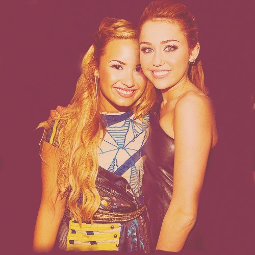ME SIGAM NO @MyWorldDiley QUE SIGO TODOS DE VOLTA AQUI/ 

TIAO.