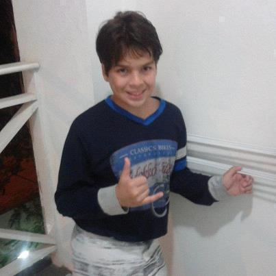 Carrossel adriano imagina uma mumia segurando seus ombros