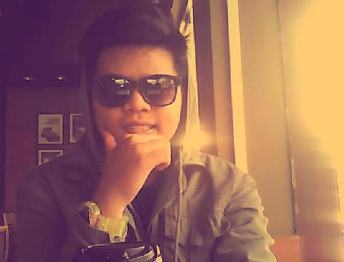 CrackedRalphie's profile picture. not that tall, and not that short.. :D