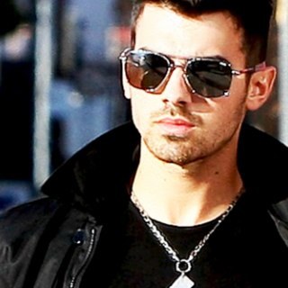 JBroFake's profile picture. Hey..I'm Joe, I can sing,cook,take pictures,eat,fight dragons..In My Sleep...with no clothes;) ||Single||