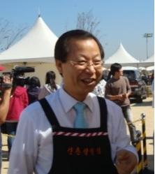 19대 국회의원 성동(갑) 예비후보,한양대 법학과,동대학원(상법)졸업, (전)서울시 컴퓨터학원연합회 회장,(전)2.5톤 건축폐기물트럭 기사(14년),(현)그리리노베이션(쓰레기,철거)주인,(현)삼육대학교 외래교수,(전)박원순서울시장 조직부본부장,(현)전국청년경제인협회 공동대표