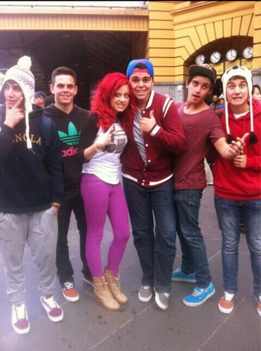 _Janoskiansss_'s profile picture. Haii Guyss. This is a update page(: we will be updating you on the newest news about them! x 
Owners: Paris and Nat! xo