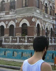 Estudiante de Medicina China, practico Yoga, me fascina la salud. Me gusta andar en bici y hacerle cariño a los perros en la calle.