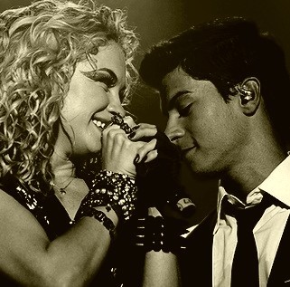 É mentira quando dizem que estrelas estão apenas no céu, você brilha constantemente em meu coração. @aguiarthur @Lua_Blanco