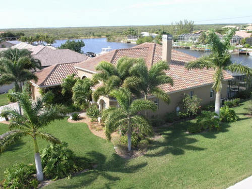 Ferien Villa mieten in Cape Coral Florida. Die meisten liegen direkt am Wasser und verfügen über einen Bootsanlegeplatz