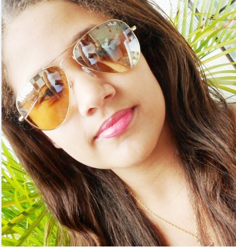 'I'm just a girl among many others, confused, indecisive, very cool, BELIEBER, AND LITTLE BLACK ! 
And that does not care what people think or say about me!