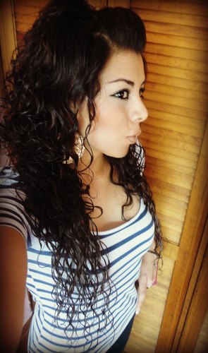 Mi esencia femenina me hace soñadora, romantica y cariñosa.
