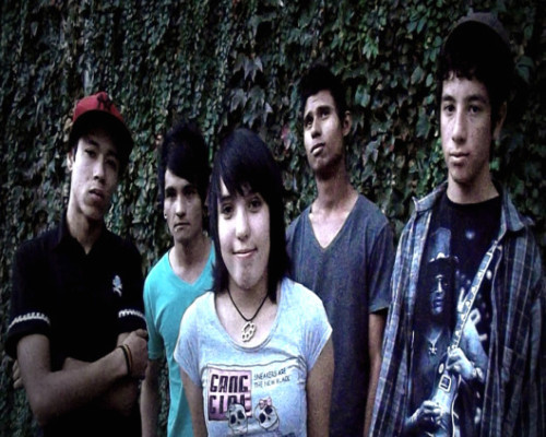 [TWITTER OFICIAL] Banda de SM - RS, formada por: @_euvi_gnomos (vocal), @Um_guitar (guitarra solo), @One_Scarecrow (baixista) e Alex (guitarra base).