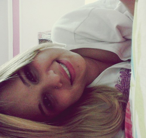 Sou a alegriaa de quem mee ama,a tristeeza de quem me odeeia e a acupaçãao de queem me inveja ;)