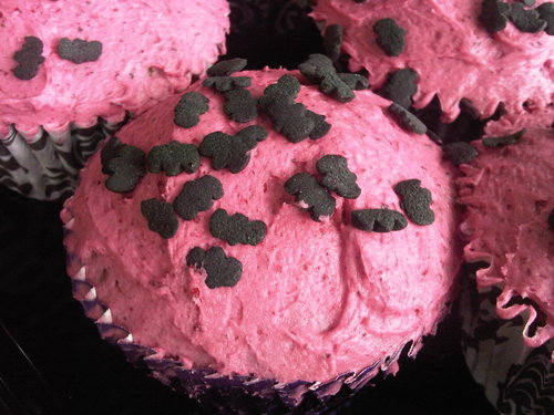 Keen disciple of the black art of baking. @StroudGreenWI, @GothicValleyWI, @MFWI. Classicist & crazy cat lady.