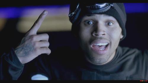 Aqui você vai ver frases, letras de músicas e etc. Tudo sobre o Chris Brown... Follow me @chrisbrown  #TeamBreezyBrazil
