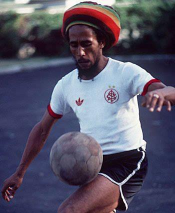 -Felizes são os loucos, que vivem pouco mas vivem como querem

Robert Nesta Marley