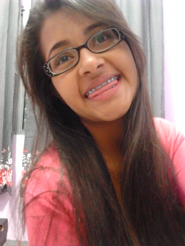 Eu posso até me machucar mas vou sem medo do perigo,
pra quem vier me derrubar levanto e enfrento com um sorriso ♪