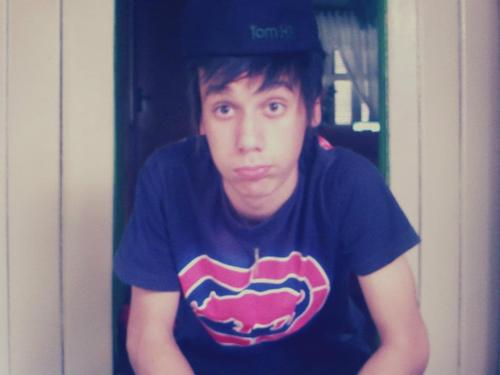 Eu tenho um anjo , ele não usa nenhuma asa, ele usa um sorriso, que derrete meu coração . Eu te amo s2 l  @qissodeise  / eu teamo mano - @leeticiasilvaa_