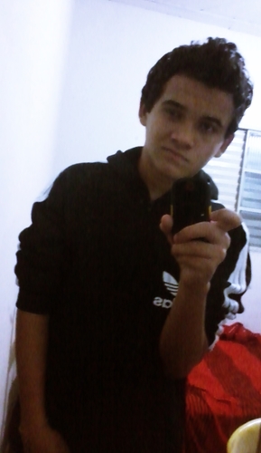 Oii, eu sei qe o botão #verde ta te seduzindo, entao clica nele e me segue *-*
bom, eu tenho 13 anos, moro ein Araguari, sou chato, feio, feio,feio e feio .-.