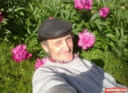 Poso mi da jurim pičke po ovome fejsu, statusi lajkovi šerovi četovi ma bolje je kada si solo. Ovo je fejs nemoj niko da vas zajebe