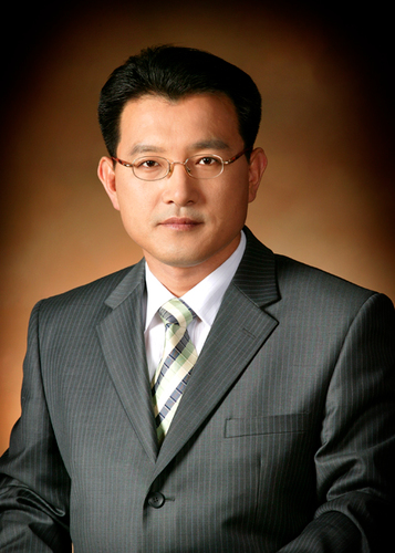 ●1962년 5월 8일 충북 청원군 출생 ●대전고 졸업/세무대 제적 ●법무부출입국공무원/대전시지방직공무원/한국원자력문화재단 ●새천년민주당 대전시지부 사무처장/노무현 대통령후보자 대전선거대책본부 집행본부장