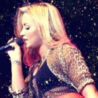 #LOVATIC & #ARIANATOR. I am strong like a skyscraper, I plant love & grow peace. Ari follows ask for a follow back Xx
