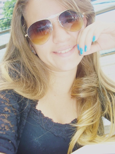 -
Dramática,irritante,carente, irônica , chata e muito ciumenta: prazer  (: