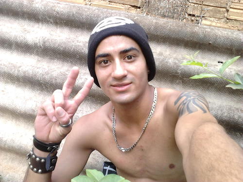 Sou tudo e ao mesmo tempo nao sou nada...Na boa de mim vc pode pensar o que quiser mas por favor nao saia por ai falando o que nao sabe....
