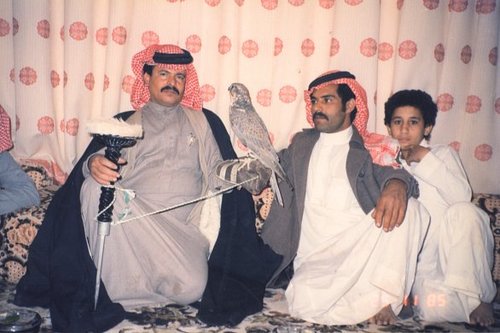 انتمي لقبيلة عنزة الكريمه فأنا ولد الشيخ جدعان حويكم الضلعان امير فخذ الدهمان من الصقور