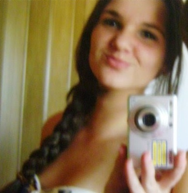 ée meu defeito, eu bebo mesmo, bejoo mesmo, pego mesmo e no outro diia nem me lembroo....   Solteeraaaa ' :D