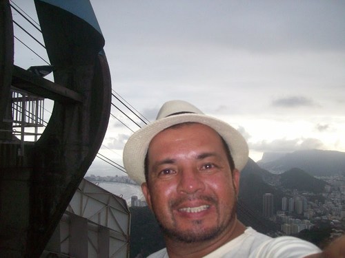 eu adoro e amo a aviaçaoo e tb viajar e comhecer novas pessoas