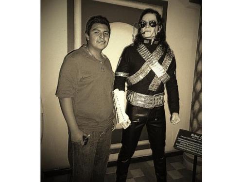Me encanta hacer reir a la gente y estar con mis amigos :)