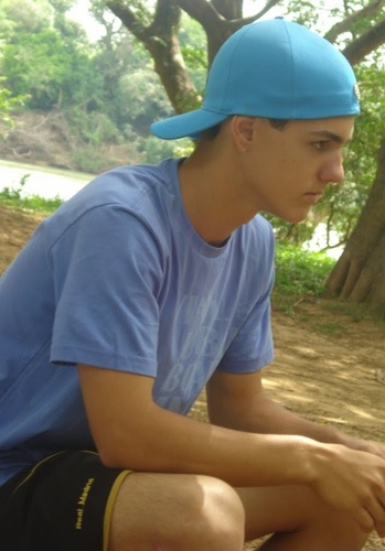 Pra que descrever aqui meus defeitos e qualidαdes,
se você me julga como bem entender. ;)