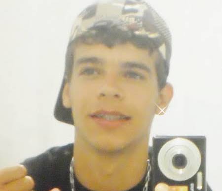 Tenho um sorriso confiante que as vezes não demonstra o tanto de insegurança por trás dele.
     ' Eu te amo meu @AmericaFCNatal ;)