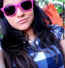 19 anos, aquariana, apaixonada por filmes,brincalhona,honesta. Eu poderia ser a pessoa mais agradável do mundo, mas optei por ser eu mesmo.