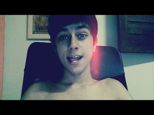 Muitos me criticam por eu amar vc,mais eu não ligo meu amor passa por todas as barreiras quando o assunto é vc @_ricardopordeus.Desde: 05-06-12