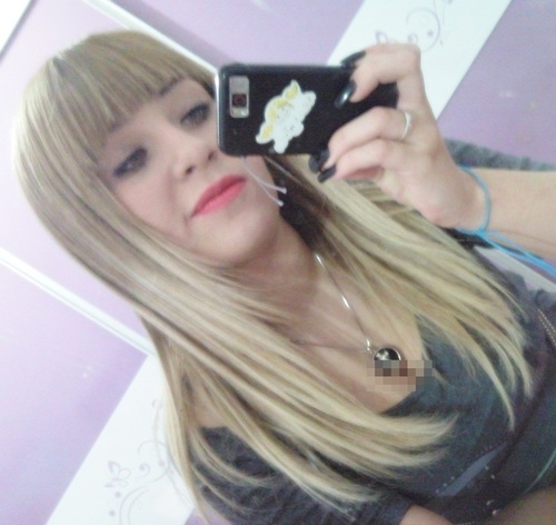 DEUS 3| Canceriana,chata ,preguiçosa , vaidosa  , chocolate , coca , make,familia,Bruno. 2° - http://t.co/Kk5zcCkb