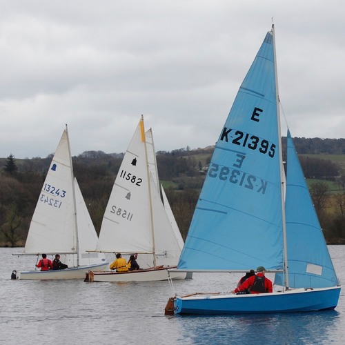 We are a small sailing club in Lochwinnoch 20 minutes SW of Glasgow. We primarily sail GP14s, Vagos and Lasers, however we have a range of other classes.