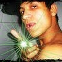 E minha alma, sem luz nem tenda,
passa errante, na noite má,
à procura de quem me entenda
e de quem me consolará...