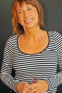 Eva presents movement workshops locally and internationally, as well as offering lectures and keynote speeches in corporate settings.