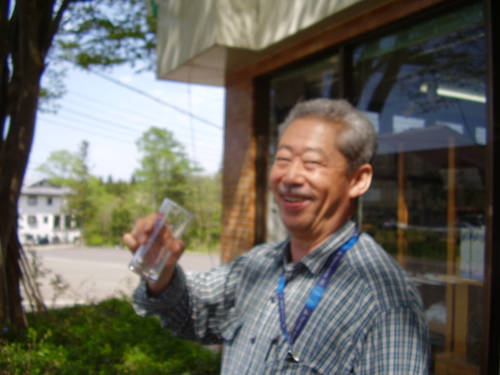 酒&食材屋の店主荒井です。 ここ妙高高原は、新潟と長野の県境にある観光地です。当店では雪中梅、君の井、千代の光、鮎正宗、松尾、越乃寒梅、八海山などの日本酒や、米焼酎、岩の原ワインや、妙高名物のかんずり、笹団子、各種業務用食品を扱っています。 楽天とヤフーのネットショップでお待ちしています!